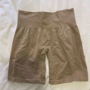 NVGTN sand/taupe gym shorts